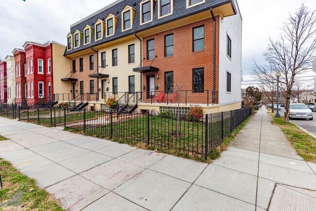 Building Photo - 1330 Montello Ave NE