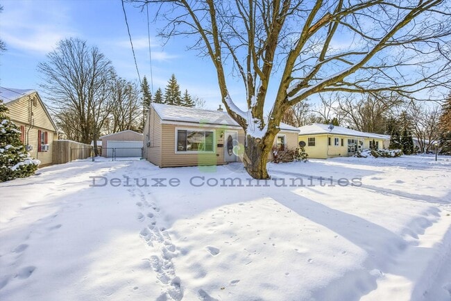 Building Photo - Spacious 3 Bedroom Single Family Home Near Downtown GR | $1795