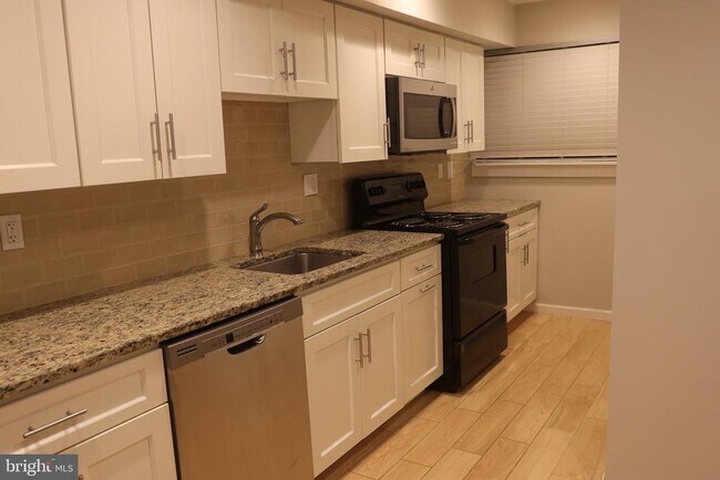 Building Photo - 13 Tulip Ct