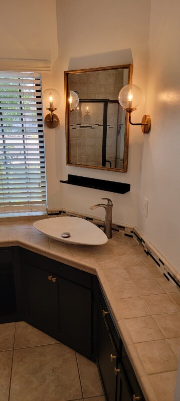 Building Photo - 8044 E Cambridge Ave