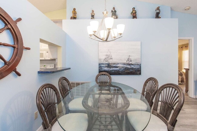 Building Photo - This tasteful decorated home features 3 be...