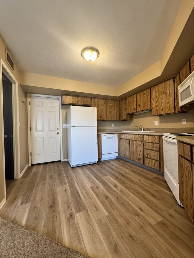 Building Photo - ***MOVE IN SPECIAL*** 2 STORY TOWNHOME WITH ATTACHED GARAGE WATER INCL