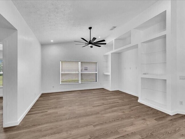 Building Photo - 2928 SE Bella Rd