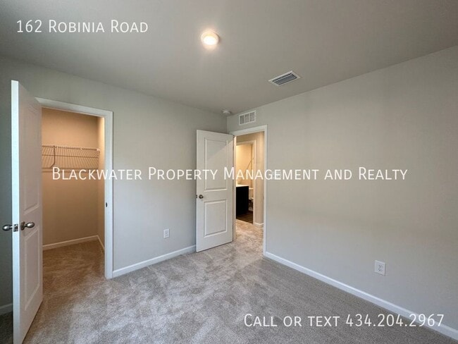 Building Photo - 162 Robinia Rd