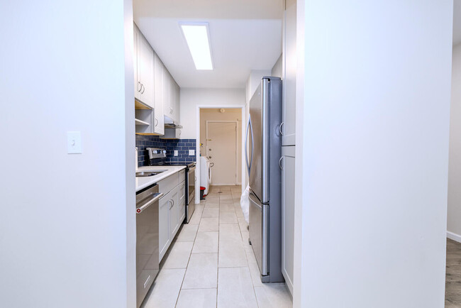 Building Photo - 725 Peninsula Ct
