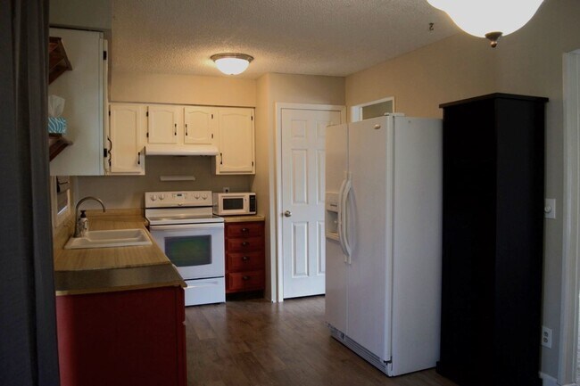 Building Photo - Great 3 Bed 2 Bath House!