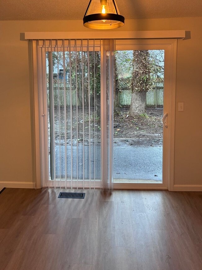 Building Photo - Your Newly Updated 3 Bed, 1 Bath Move-In Ready Home!