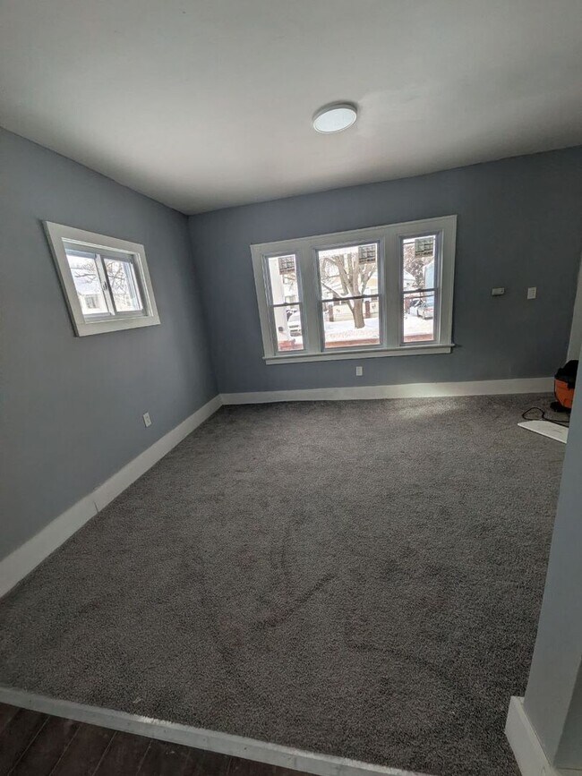 Building Photo - Large 4 bedroom 1.5 bathroom- EDEN and CMHA Section 8 Welcomed.