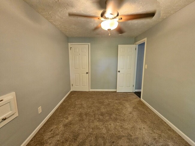 Building Photo - 2 bedroom 1 bath apartment located in Bell...