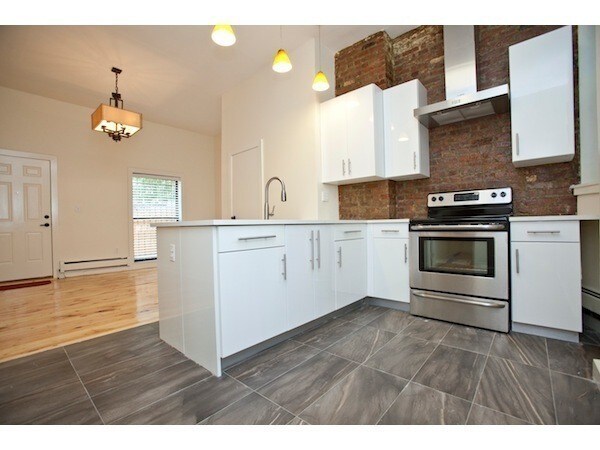 Building Photo - 220 Roebling St