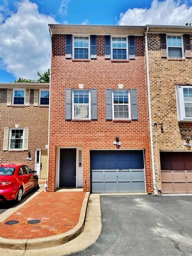 Building Photo - Updated, all brick 3 level townhouse pet friendly townhouse for rent!