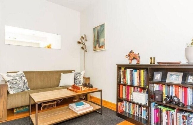 Building Photo - 335 E 14th St