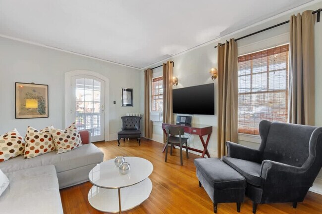 Primary Photo - 536 Hawthorne Ln