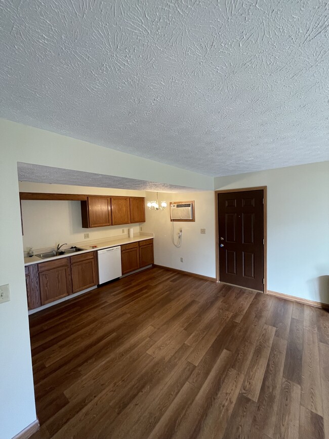 Kitchen & Dining Area - 200 Park Dr