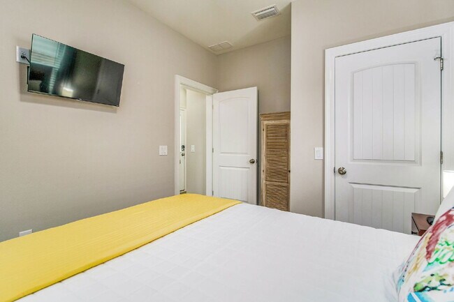 Building Photo - 1002 W Main St