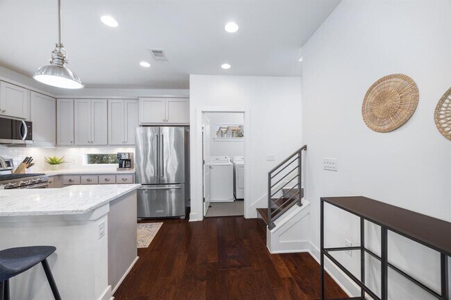 Building Photo - 2703 Halcyon Dr