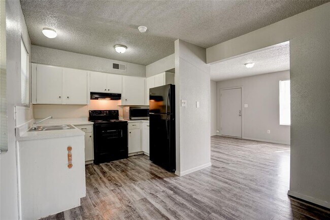 Building Photo - 714 Old Martindale Rd