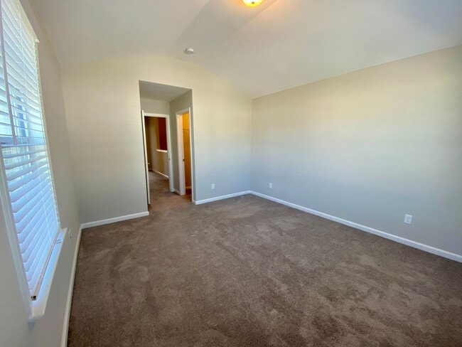 Building Photo - 3 bed/2.5 bath at end unit townhome in Berkeley Walk at Savannah Quarters with garage