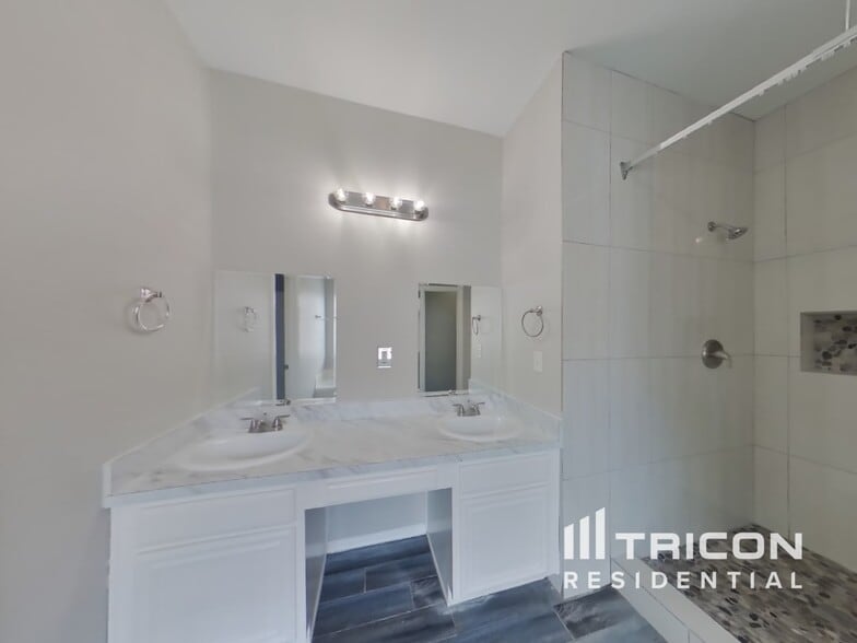 Building Photo - 511 Wolf Dr