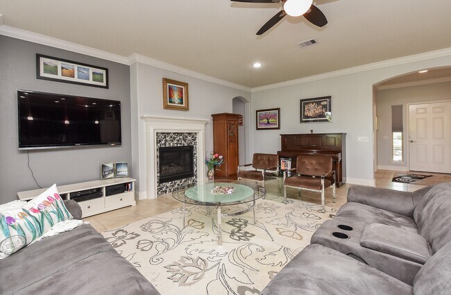 Building Photo - 1111 Majestic Oak