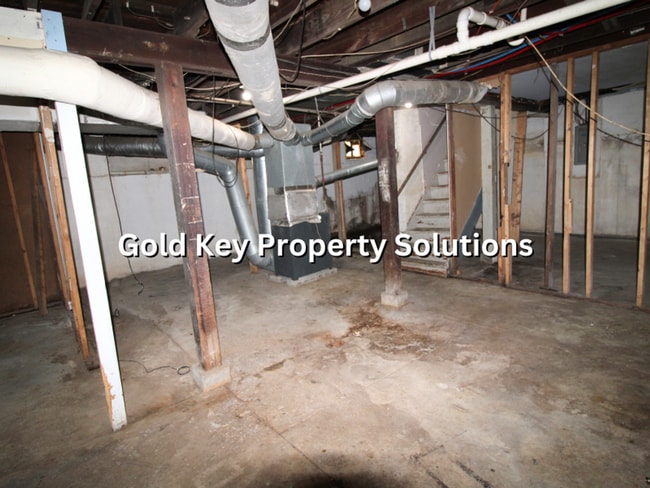Building Photo - Spacious 3 BR 1 BA House with Dining Room and Fenced Backyard. (SECTION 8 APPROVED)