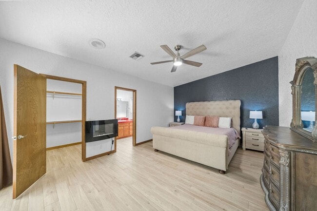 Building Photo - 4 Bedroom Pool Home on the Golf Course