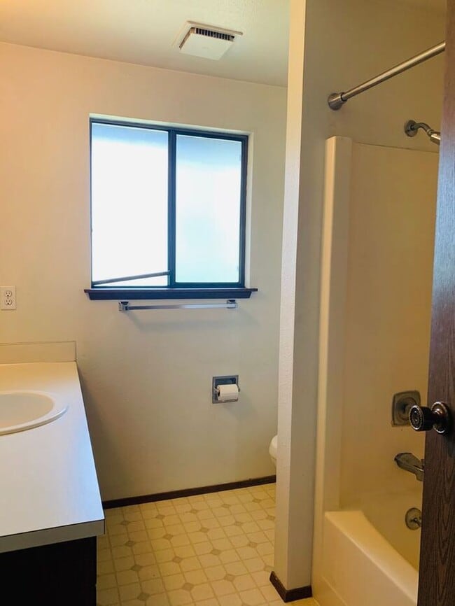 Building Photo - Nice 2 Bedroom Duplex in Edgewood!