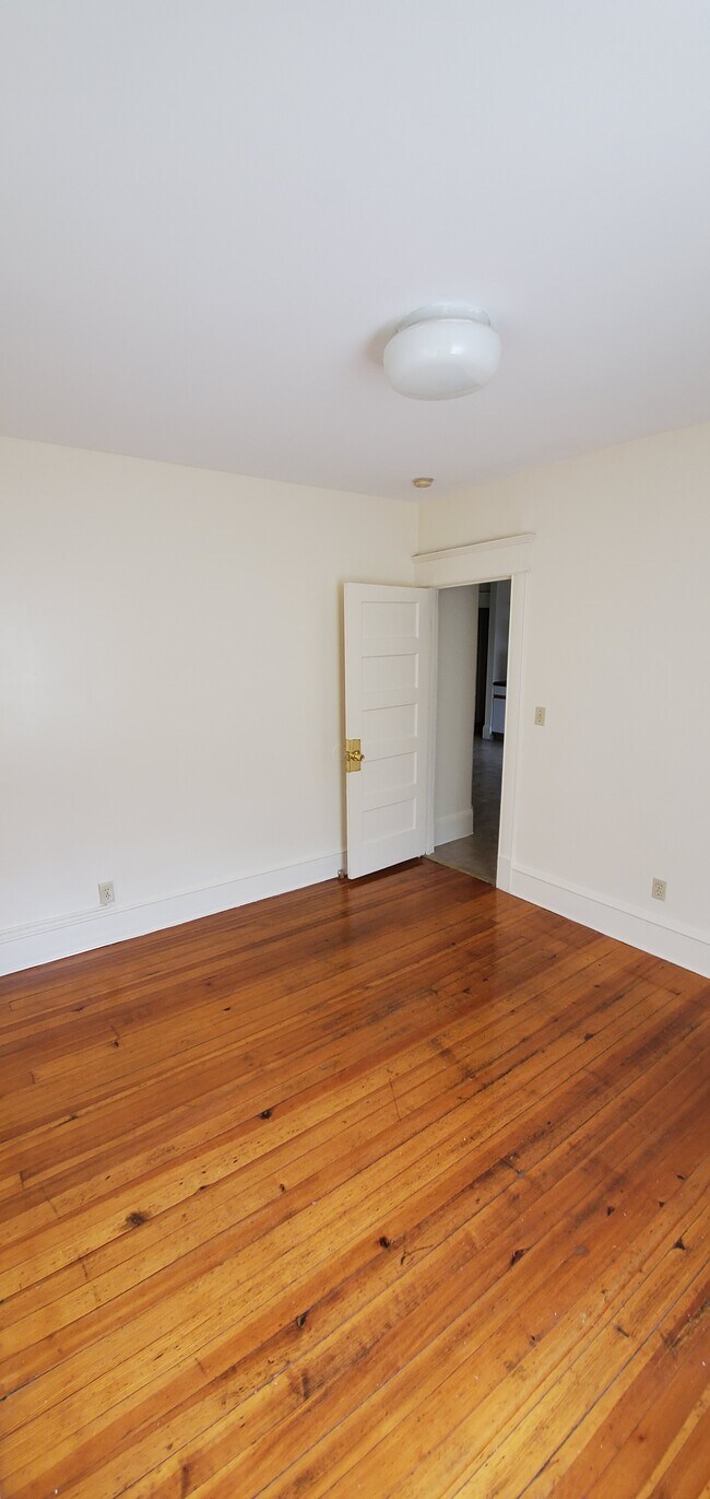 Inside angle looking into the kitchen - 21 Walter St