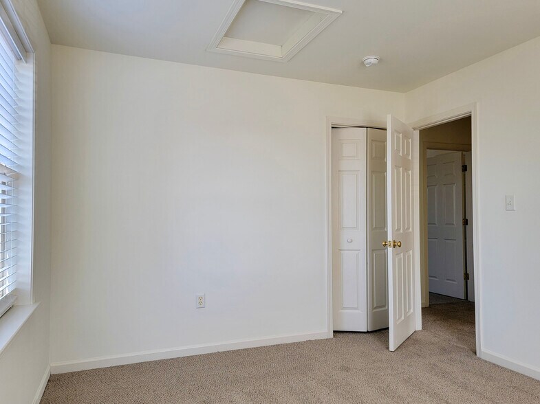 Building Photo - 5206 Brook Dr