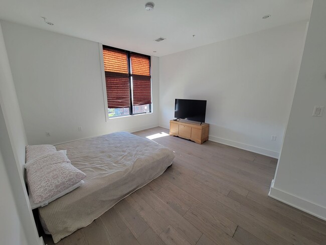 Building Photo - Two Bedroom, Two Level Luxury Penthouse Co...