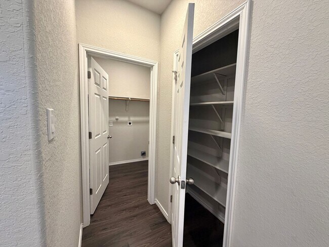 Building Photo - Come live in Knox Ridge!