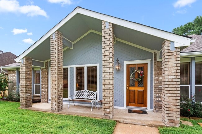 Building Photo - 815 Millpond Dr
