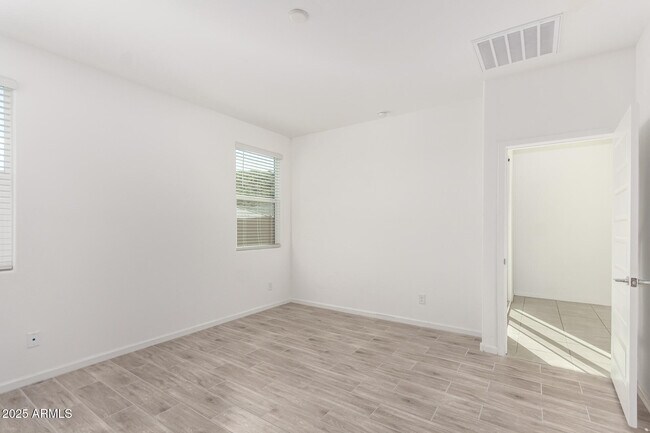 Building Photo - 3233 Juniper Cyn Dr