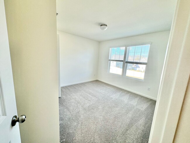 Building Photo - 3BD/2.5BTH Townhome - Belmont  self guided...