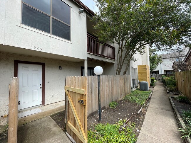 Building Photo - 3909 Tanglewilde St