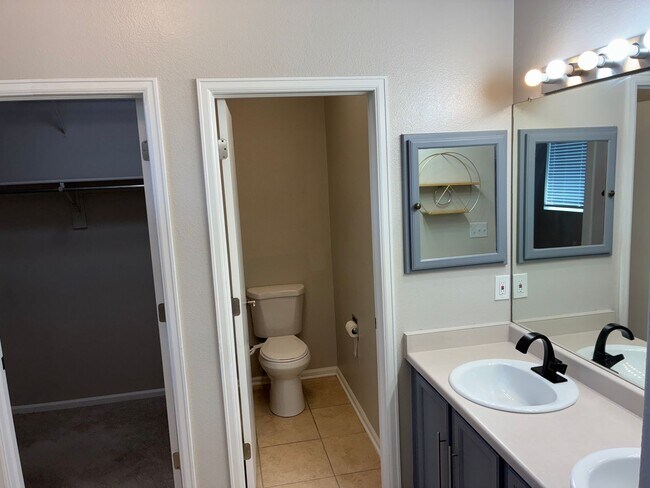 Building Photo - 3 Bedroom 2 Bathroom Ranch Style Home!