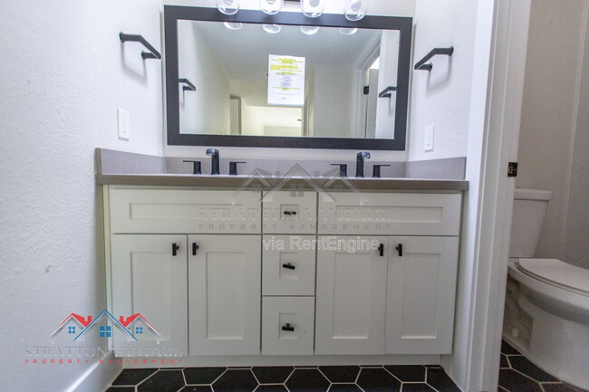 Building Photo - 712 W 14th St