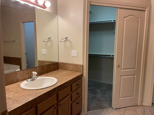 Building Photo - Rio Grande Home