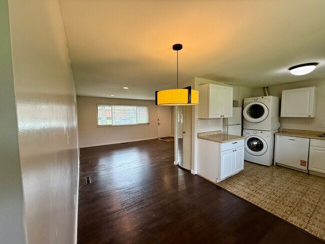 Building Photo - Charming 3 Bed, 2 Bath Ranch