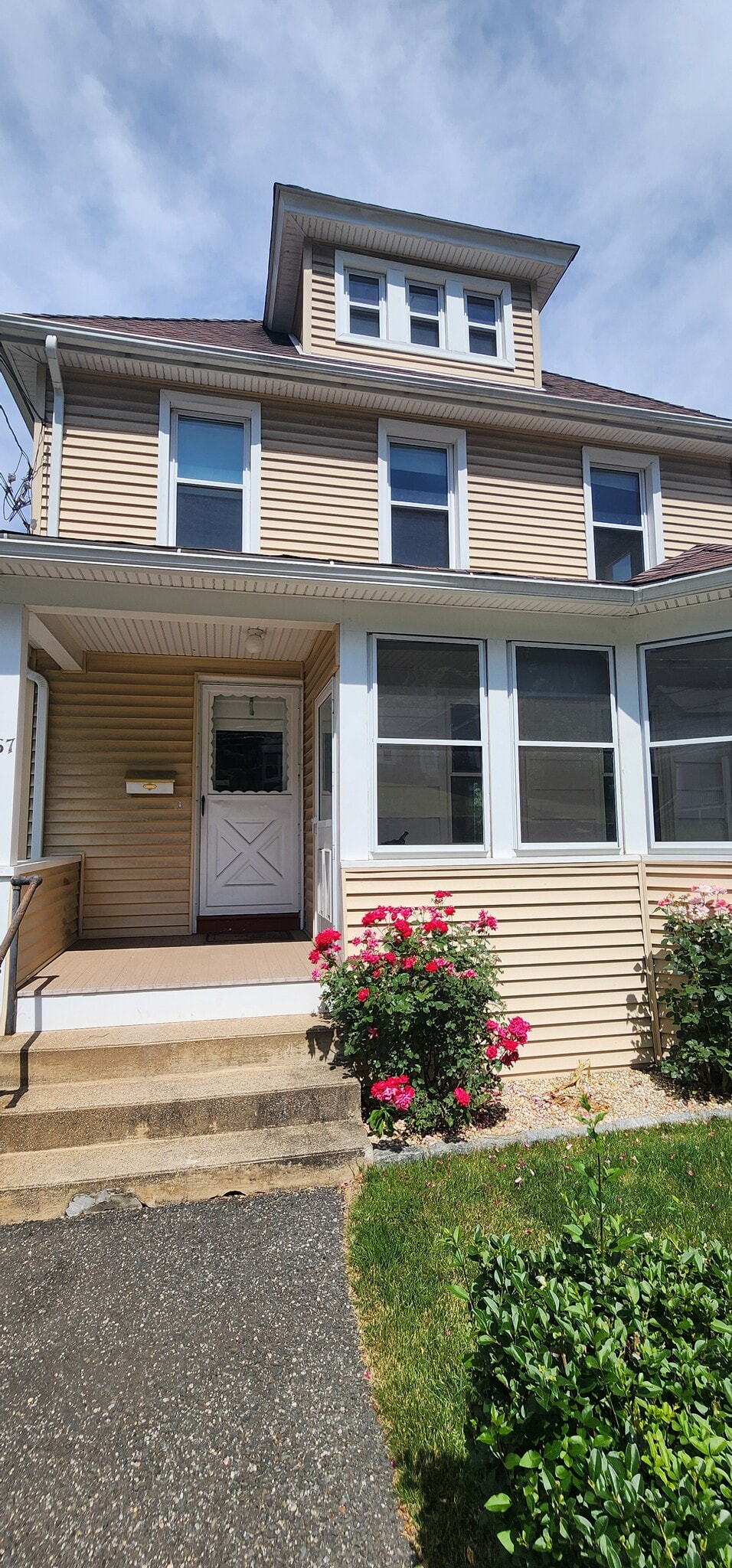 Building Photo - 67 Maple St