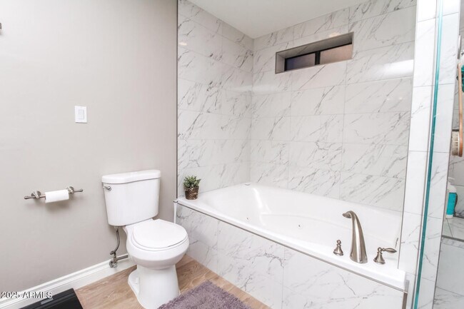 Building Photo - 907 E San Remo Ave