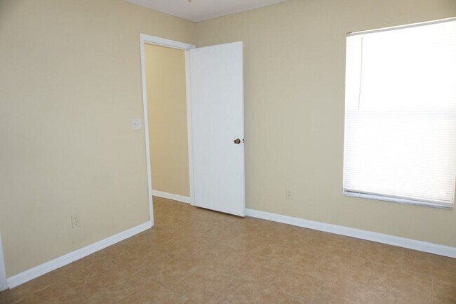 Building Photo - 2 bedroom 2 bath townhouse located need NS...