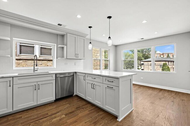 Building Photo - 2 bedroom in Chicago IL Chicago