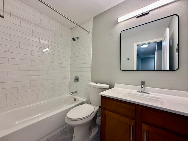 Building Photo - 204 W Wesley Dr