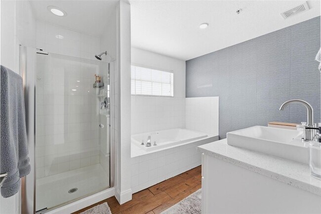 Building Photo - 13838 Fairway Island Dr