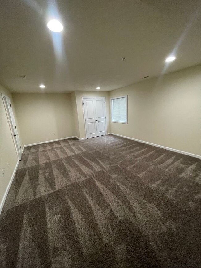 Building Photo - Gorgeous 3 BD/ 2.5 BA Townhouse Available ...