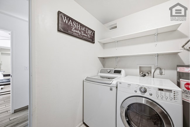 Building Photo - 2Bed/1.5Bath Townhouse at Olive Ave/63rd Ave! Ready for Immediate Move-In!