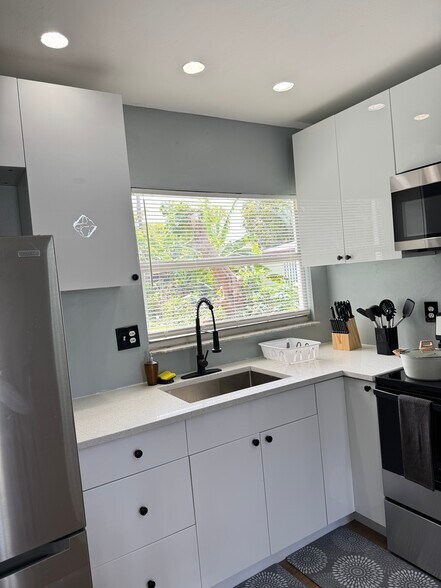 Building Photo - 414 N 60th Way