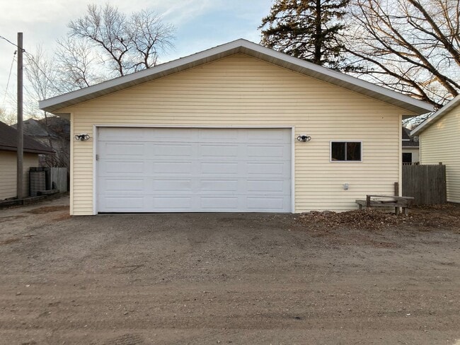 Building Photo - 2 Bedroom House