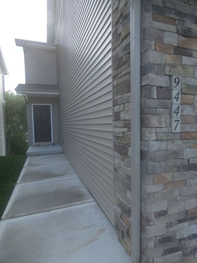 Building Photo - Beautiful Town Home!